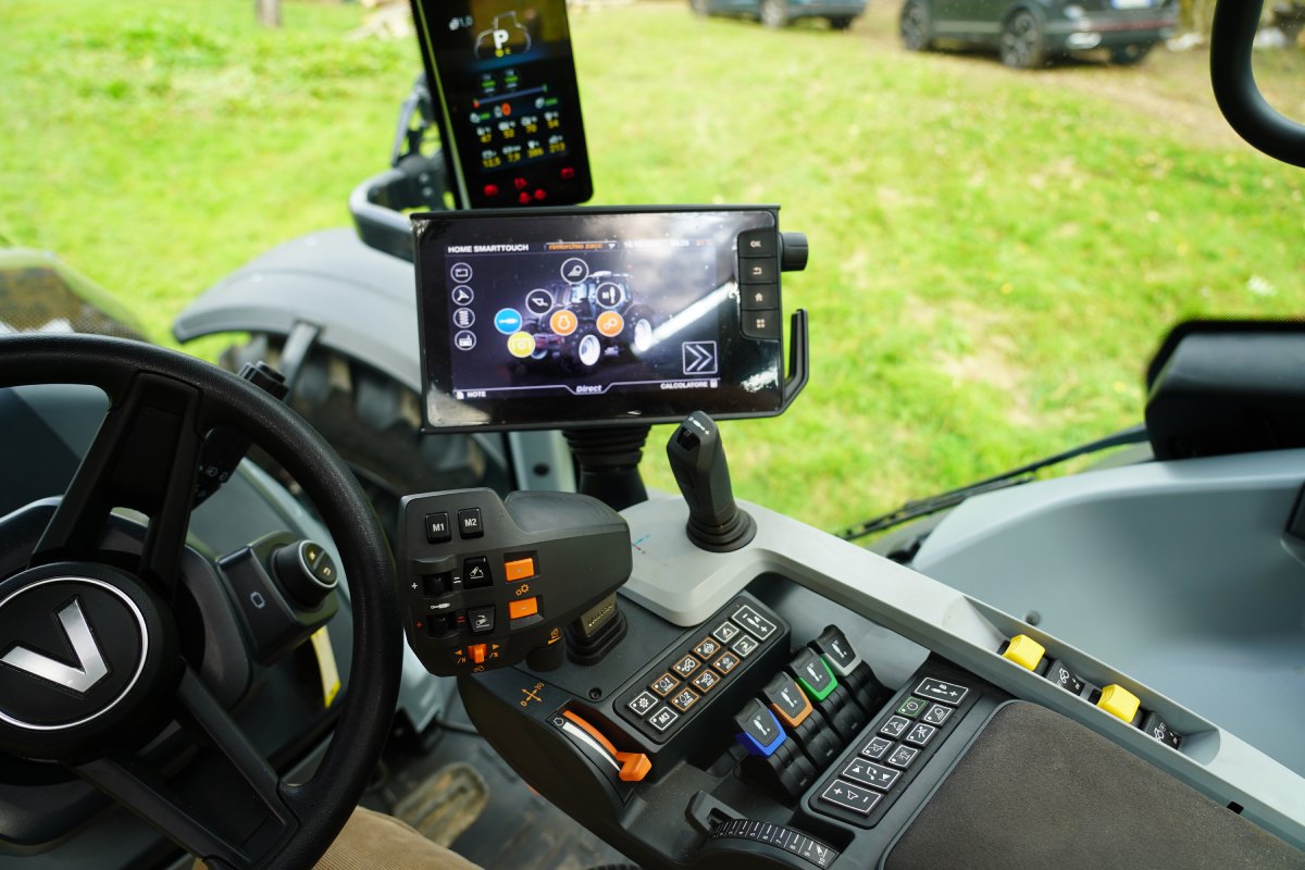 il bracciolo multifunzionale del Valtra serie N